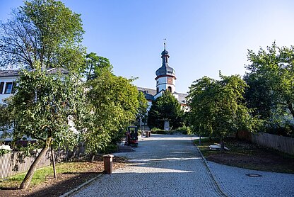 Kirche im Hindergrund